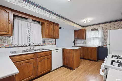 2963 9th St, Moline, IL 61265 photo 4