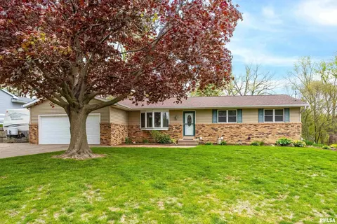 6318 Dodds Dr, Bettendorf, IA 52722