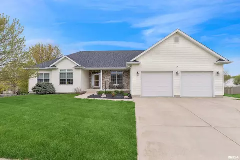 1637 Hickory Bend Ct, Dewitt, IA 52742