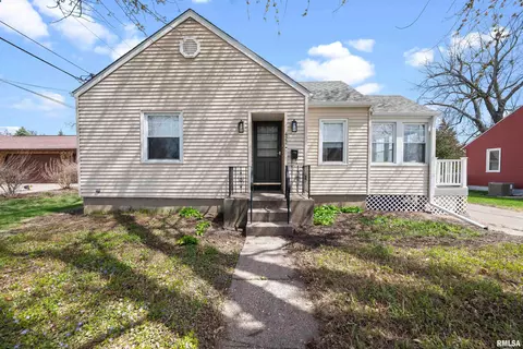 422 3rd Ave, Dewitt, IA 52742