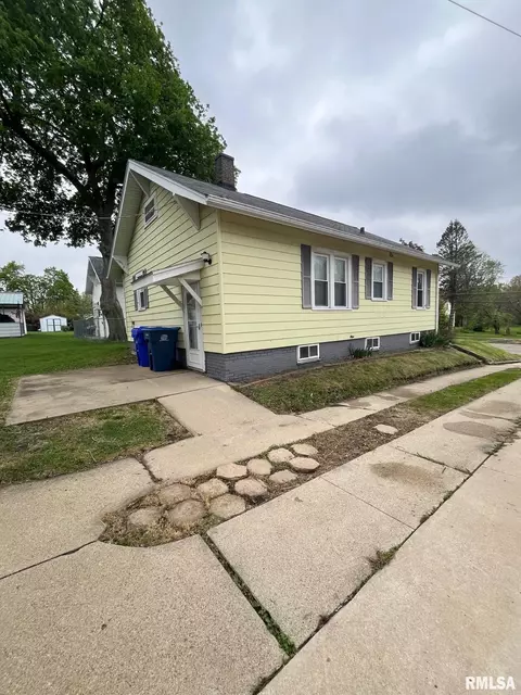 518 E Division St, Kewanee, IL 61443 photo 3