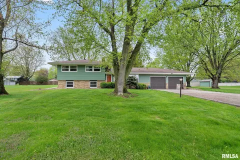 16085 Greenland Dr, Morrison, IL 61270