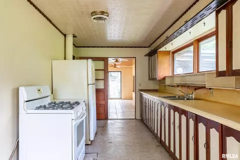 225 13th St, Silvis, IL 61282 photo 6