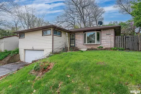225 13th St, Silvis, IL 61282
