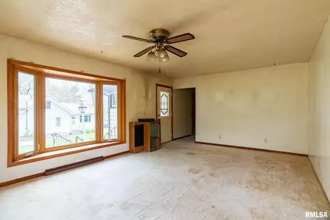 225 13th St, Silvis, IL 61282 photo 4