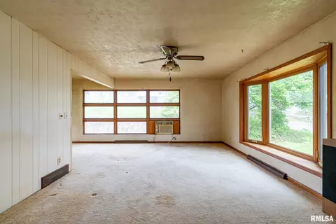 225 13th St, Silvis, IL 61282 photo 5
