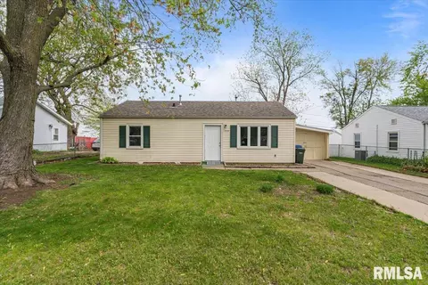 2008 W 75th Pl, Davenport, IA 52806