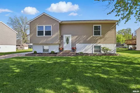 822 W Donahue St, Eldridge, IA 52748