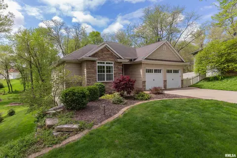 236 Meadowbrook Ct, Geneseo, IL 61254