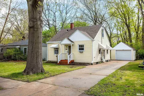 924 53rd St, Moline, IL 61265