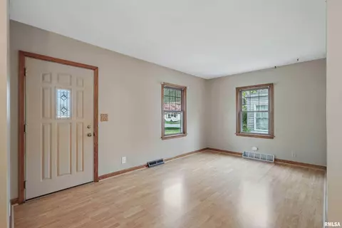 924 53rd St, Moline, IL 61265 photo 5