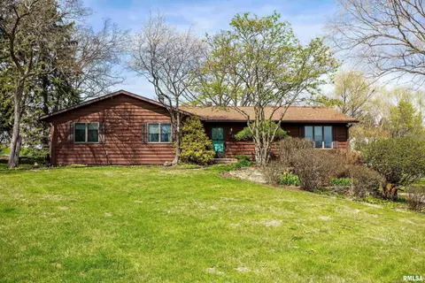 30 Meadowbrook Dr, Geneseo, IL 61254