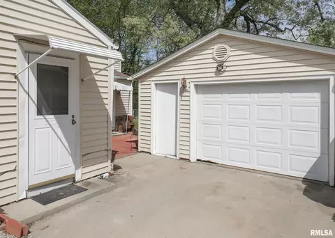 1009 38th St, Moline, IL 61265 photo 3
