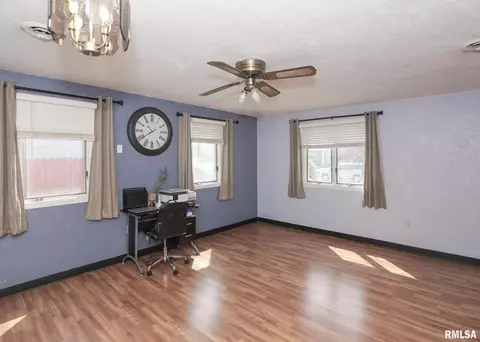 1009 38th St, Moline, IL 61265 photo 4