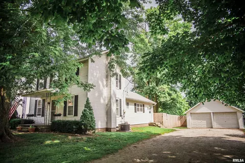 129 E High St, Mendon, IL 62351