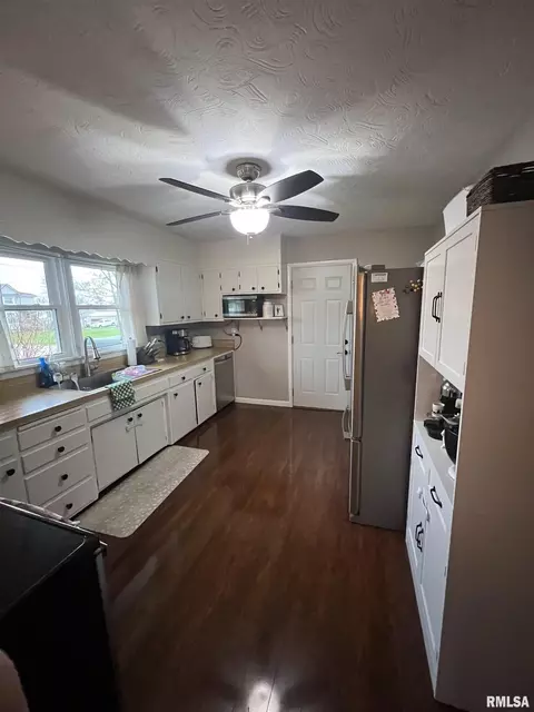 409 E Church St, Kewanee, IL 61443 photo 3