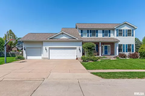 903 Clover Hill Ln, Le Claire, IA 52753