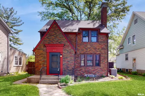 2117 Harrison St, Davenport, IA 52803