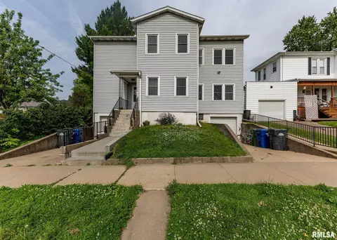 1010 S 6th St, Clinton, IA 52732
