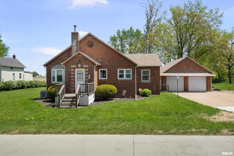 231 N 1st St, Long Grove, IA 52756