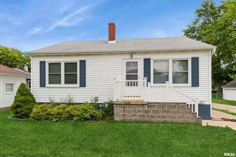 615 N 4th St, Clinton, IA 52732