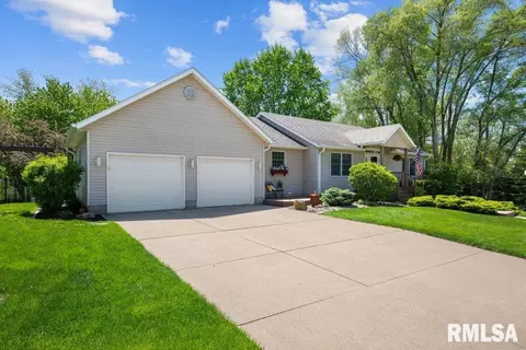 77 Park View Dr, Eldridge, IA 52748 photo 2