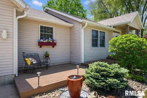 77 Park View Dr, Eldridge, IA 52748 photo 4