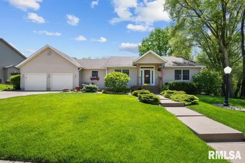 77 Park View Dr, Eldridge, IA 52748