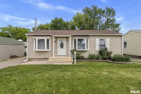 1217 S Zenith Ave, Davenport, IA 52802