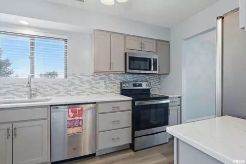 Kitchen - 3868 26th Ave, Moline, IL 61265 photo 3 of 3