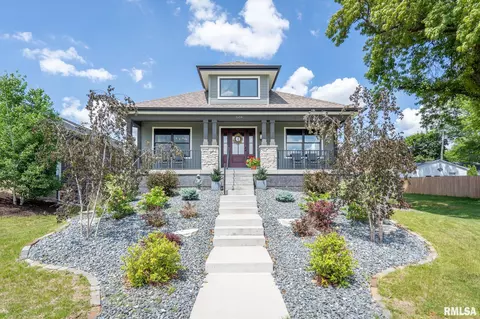 684 Holmes St, Bettendorf, IA 52722