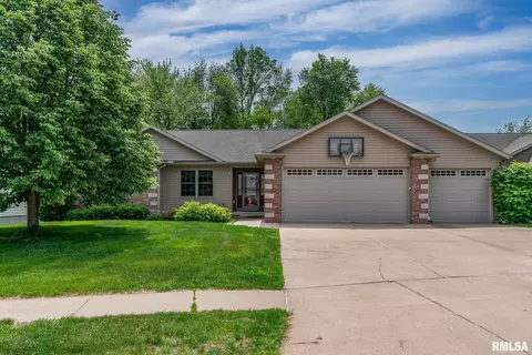 1004 Wild West Dr, Le Claire, IA 52753