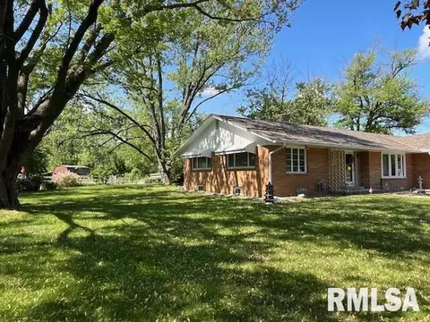 7 Waverly Ct, Davenport, IA 52804