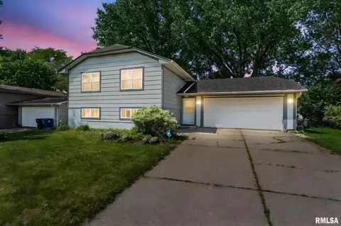 5812 N Thornwood Ave, Davenport, IA 52806