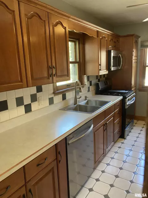 2556 30th St, Moline, IL 61265 photo 11