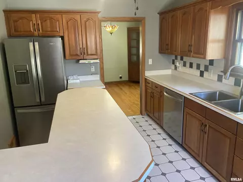 2556 30th St, Moline, IL 61265 photo 9