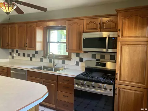 2556 30th St, Moline, IL 61265 photo 10
