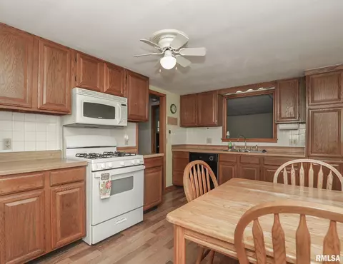 2218 9th St, Silvis, IL 61282 photo 8