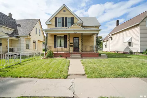 2006 Dixwell St, Davenport, IA 52802