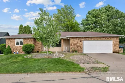 5117 Woodland Ave, Davenport, IA 52807