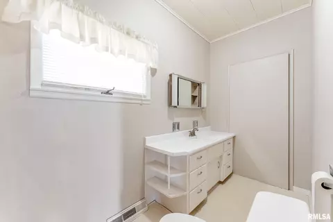 110 NW 3rd Ave, Aledo, IL 61231 photo 9