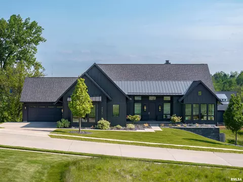 4477 Woodland Dr, Bettendorf, IA 52722