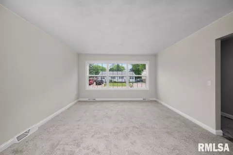 504 N 5th Pl, Eldridge, IA 52748 photo 10