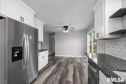 504 N 5th Pl, Eldridge, IA 52748 photo 9