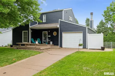 2927 S Hampton Dr, Bettendorf, IA 52722