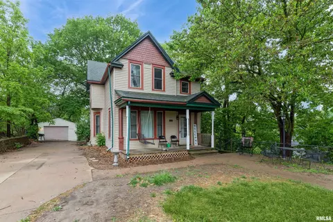 1131 W 10th St, Davenport, IA 52804