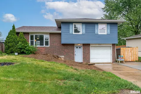 1656 Hitching Post Ln, Davenport, IA 52806
