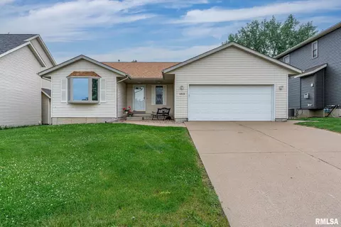 6939 Cresthill Dr, Davenport, IA 52806