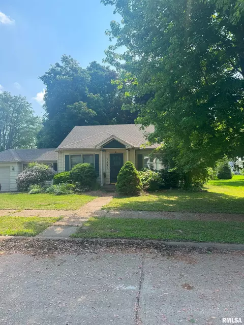1521 Lazy Ln, Clinton, IA 52732