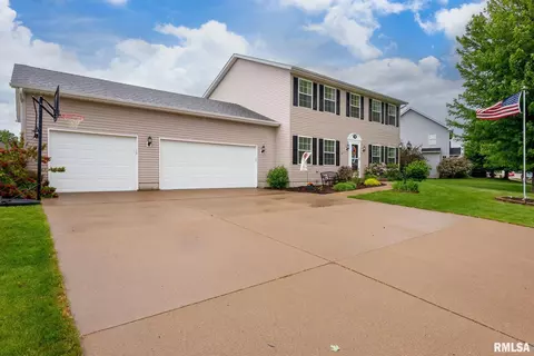 22 Jacob Dr, Eldridge, IA 52748